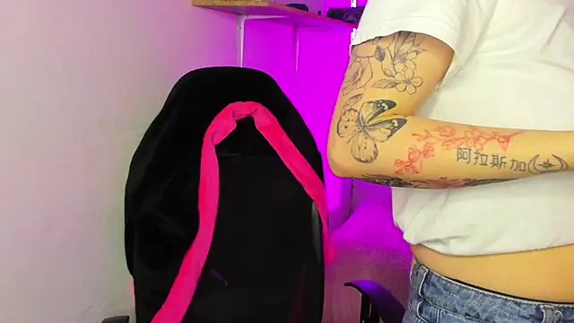 Snapshot of Emily_Lindey chatting on 14, 12, 2025 Emily Lindey online show from 14, 12, 2025