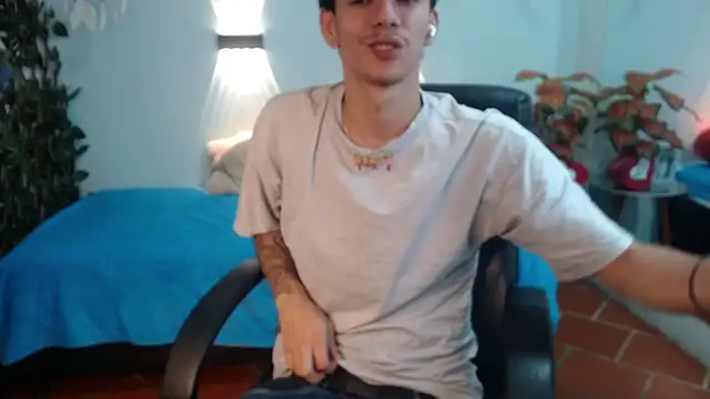 Snapshot of AmethystShadow17 chatting on 8, 4, 2026 AmethystShadow17 online show from 8, 4, 2026