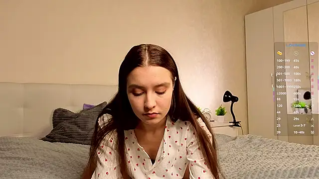 Snapshot of La_L_U_N_E chatting on 29, 10, 2025 La L U N E online show from 29, 10, 2025