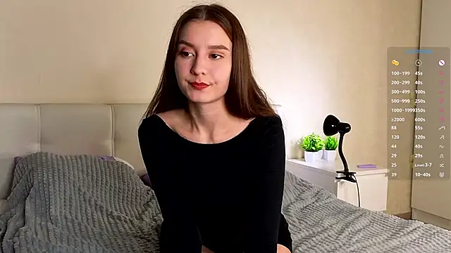 Snapshot of La_L_U_N_E chatting on 15, 12, 2025 La L U N E online show from 15, 12, 2025