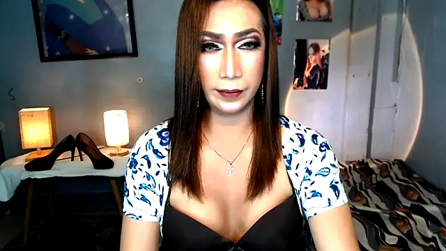 Snapshot of littleredbunny27 chatting on 4, 6, 2026 littleredbunny27 online show from 4, 6, 2026