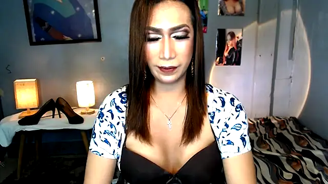 Snapshot of littleredbunny27 chatting on 5, 6, 2026 littleredbunny27 online show from 5, 6, 2026