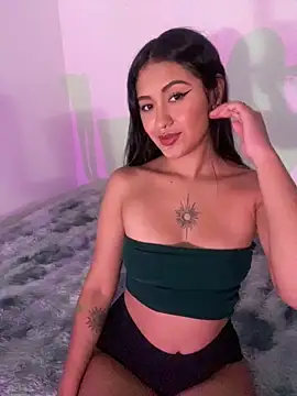 Snapshot of Emilux_ chatting on 5, 4, 2026 Emilux online show from 5, 4, 2026