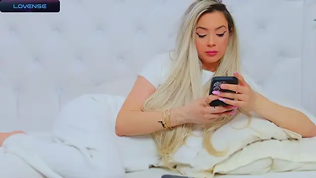 Snapshot of AriannaSins chatting on 24, 2, 2025 AriannaSins online show from 24, 2, 2025