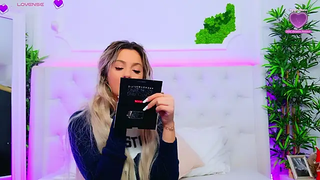 Snapshot of AriannaSins chatting on 8, 1, 2026 AriannaSins online show from 8, 1, 2026