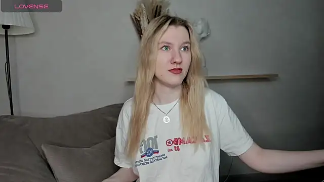 LinaRayy online show from 2, 12, 2025