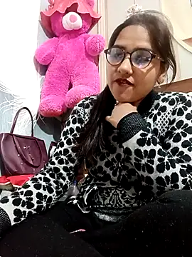 Vanshika1432 online show from 24, 11, 2025
