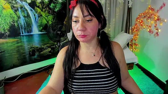 Snapshot of madys_hot chatting on 28, 10, 2025 madys hot online show from 28, 10, 2025