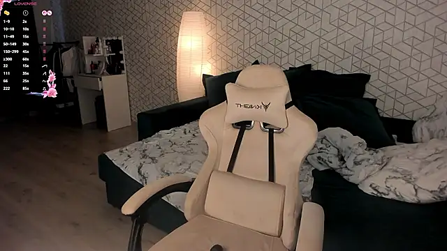 Snapshot of NayaValen chatting on 17, 3, 2026 NayaValen online show from 17, 3, 2026