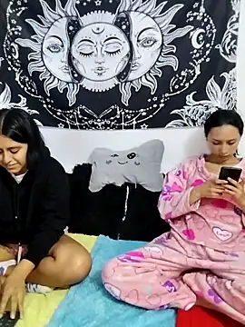 Snapshot of emily_n_abby chatting on 18, 6, 2026 emily n abby online show from 18, 6, 2026