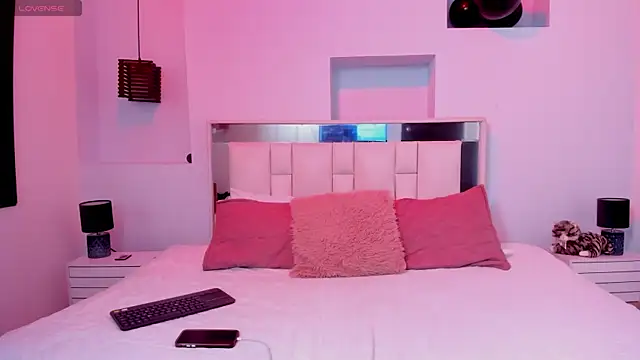 Coral Jhones online show from 12, 11, 2025