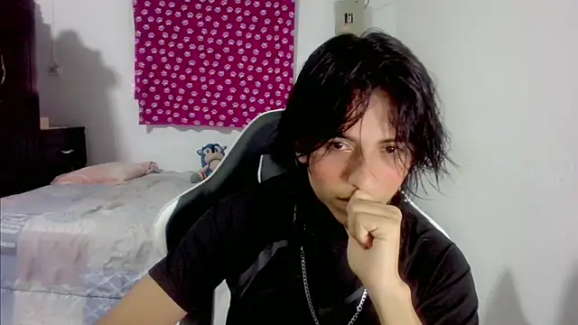 Snapshot of LouisOwOoo chatting on 19, 10, 2025 LouisOwOoo online show from 19, 10, 2025