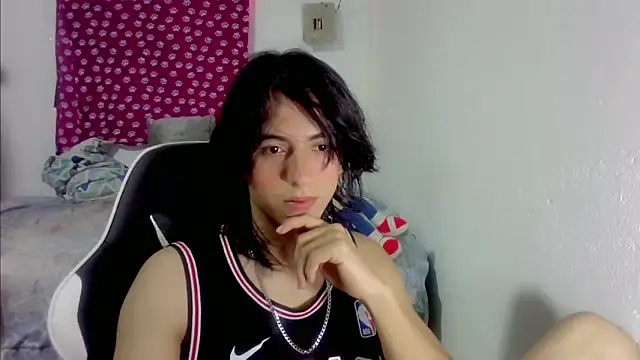 Snapshot of LouisOwOoo chatting on 20, 10, 2025 LouisOwOoo online show from 20, 10, 2025