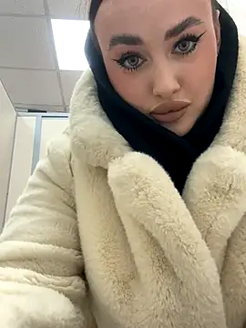 Snapshot of KiraSunshine chatting on 18, 11, 2025 KiraSunshine online show from 18, 11, 2025