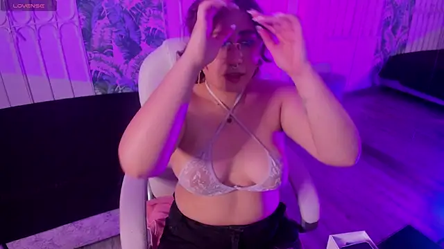 littlee red online show from 13, 4, 2026