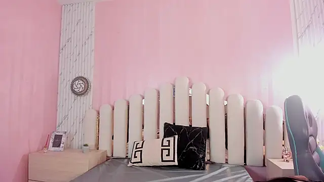 Isabella Marsh online show from 15, 12, 2025