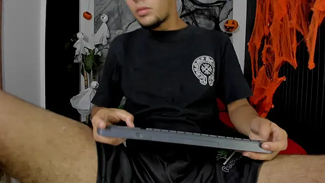 Snapshot of Alan-Smith1 chatting on 21, 10, 2025 Alan-Smith1 online show from 21, 10, 2025