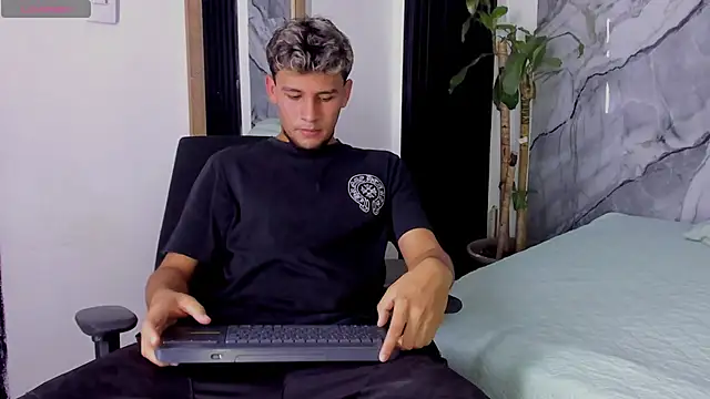 Snapshot of Alan-Smith1 chatting on 7, 11, 2025 Alan-Smith1 online show from 7, 11, 2025