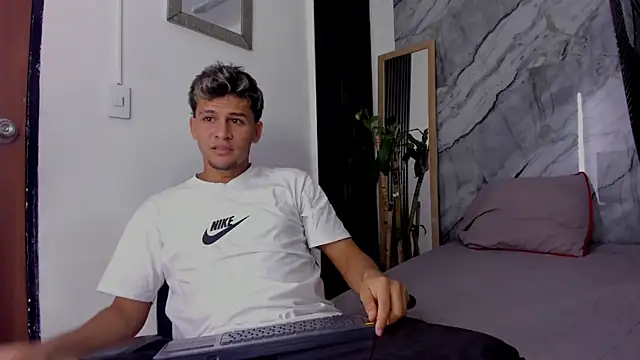 Snapshot of Alan-Smith1 chatting on 14, 11, 2025 Alan-Smith1 online show from 14, 11, 2025