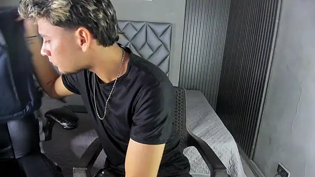 Snapshot of Alan-Smith1 chatting on 24, 11, 2025 Alan-Smith1 online show from 24, 11, 2025