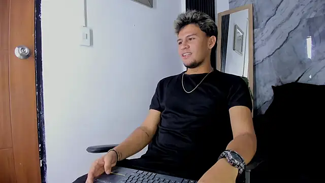 Snapshot of Alan-Smith1 chatting on 26, 11, 2025 Alan-Smith1 online show from 26, 11, 2025