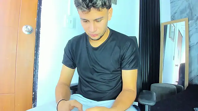 Snapshot of Alan-Smith1 chatting on 4, 12, 2025 Alan-Smith1 online show from 4, 12, 2025