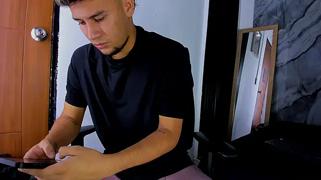 Snapshot of Alan-Smith1 chatting on 5, 12, 2025 Alan-Smith1 online show from 5, 12, 2025