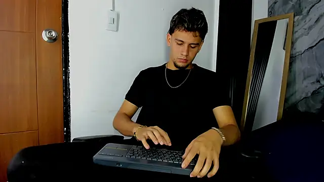 Snapshot of Alan-Smith1 chatting on 16, 12, 2025 Alan-Smith1 online show from 16, 12, 2025