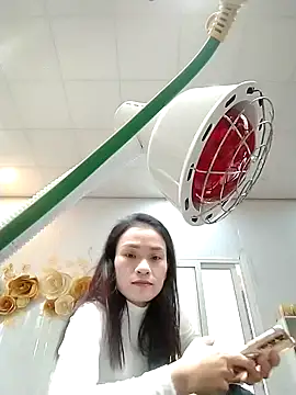 Snapshot of Miube2k chatting on 4, 11, 2025 Miube2k online show from 4, 11, 2025