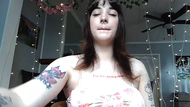 Trickylucy555 online show from 18, 6, 2026