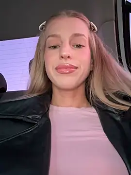 Snapshot of kira_mia chatting on 7, 3, 2026 kira mia online show from 7, 3, 2026