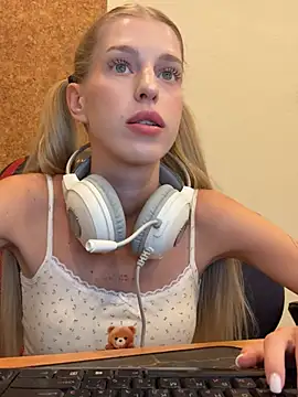 Snapshot of kira_mia chatting on 10, 3, 2026 kira mia online show from 10, 3, 2026