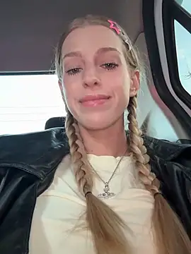 Snapshot of kira_mia chatting on 17, 3, 2026 kira mia online show from 17, 3, 2026