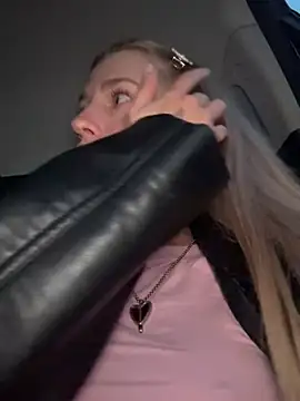 Snapshot of kira_mia chatting on 4, 4, 2026 kira mia online show from 4, 4, 2026