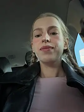 Snapshot of kira_mia chatting on 8, 4, 2026 kira mia online show from 8, 4, 2026