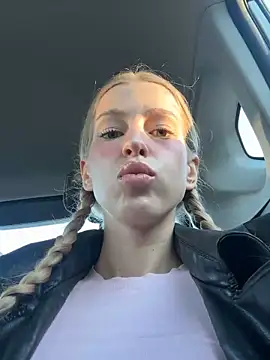 Snapshot of kira_mia chatting on 11, 4, 2026 kira mia online show from 11, 4, 2026