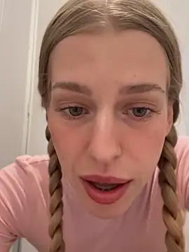 Snapshot of kira_mia chatting on 21, 4, 2026 kira mia online show from 21, 4, 2026