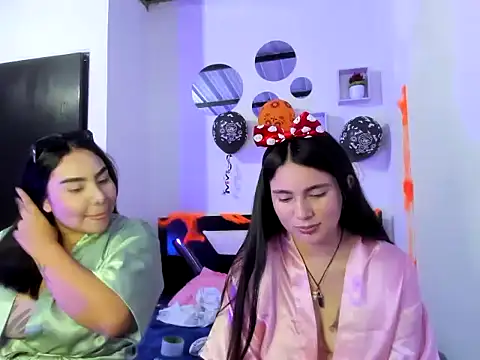 Twodirtyteens18 online show from 29, 10, 2025