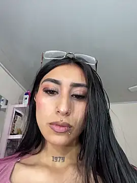 Snapshot of Violeet-Smith chatting on 13, 11, 2025 Violeet-Smith online show from 13, 11, 2025