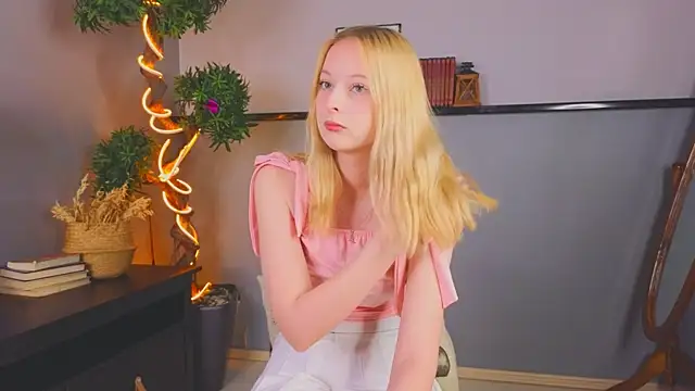 Snapshot of YungLyssy chatting on 30, 11, 2025 YungLyssy online show from 30, 11, 2025