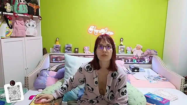 Snapshot of _HeraLuna_ chatting on 3, 4, 2026 HeraLuna online show from 3, 4, 2026