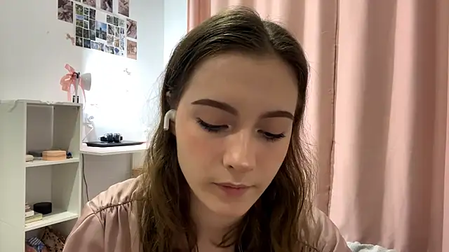 Kira Sanders online show from 23, 10, 2025