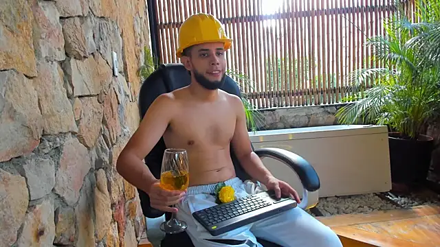 Snapshot of Maxcole_07 chatting on 14, 12, 2025 Maxcole 07 online show from 14, 12, 2025