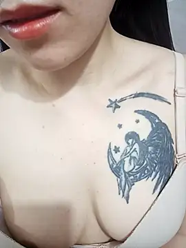 Snapshot of Cherry_Le02 chatting on 15, 4, 2026 Cherry Le02 online show from 15, 4, 2026