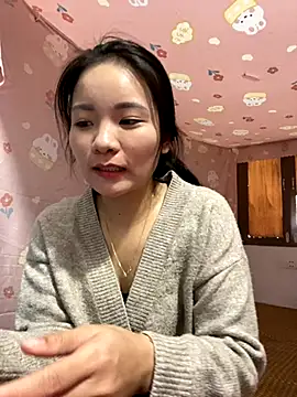 Bee Yellow00 online show from 23, 11, 2025