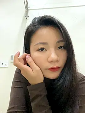 Bee Yellow00 online show from 16, 12, 2025