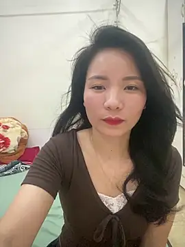 Bee Yellow00 online show from 14, 4, 2026