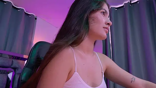 Snapshot of Bella_Clark2 chatting on 11, 4, 2026 Bella Clark2 online show from 11, 4, 2026