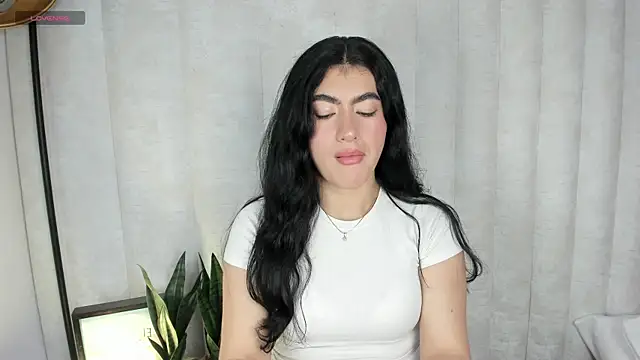 Snapshot of Emii_rous chatting on 11, 11, 2025 Emii rous online show from 11, 11, 2025