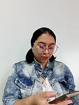 Caroline-17 online show from 4, 12, 2025